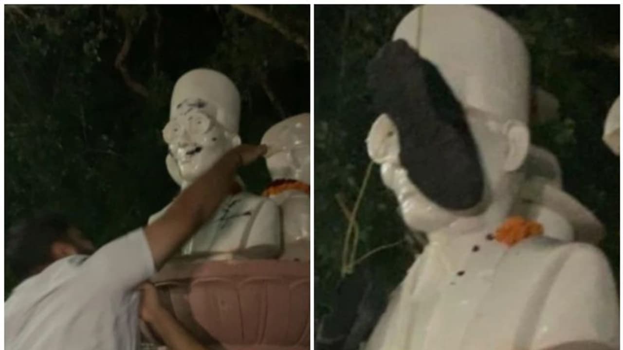 സവര്ക്കറുടെ പ്രതിമയില് ചെരുപ്പുമാലയിട്ട് എന്എസ്യുഐ നേതാക്കള് സവര്ക്കറുടെ പ്രതിമയില് ചെരുപ്പുമാലയിട്ട് എന്എസ്യുഐ നേതാക്കള്