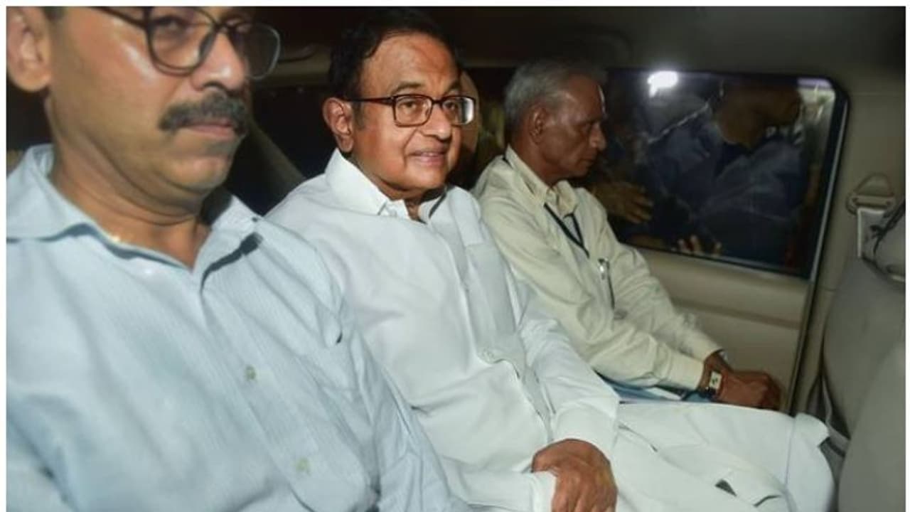 ചിദംബരത്തെ ചോദ്യം ചെയ്യുന്നു, വൈകിട്ട് കോടതിയിൽ, കാർത്തിയുടെ ജാമ്യം റദ്ദാക്കുമോ?