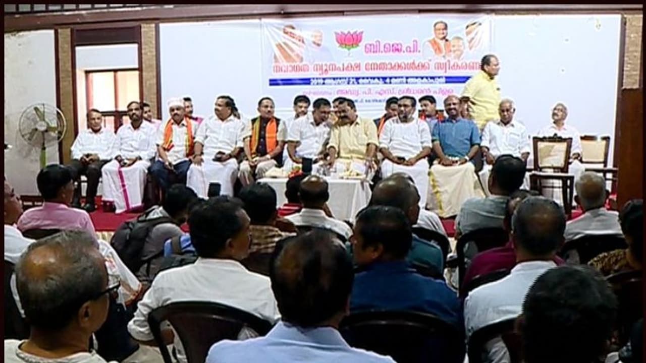 മുസ്ലീം ലീഗ് സ്ഥാപക നേതാക്കളിലൊരാളായ ബാഫഖി തങ്ങളുടെ കൊച്ചുമകൻ ബിജെപിയില് ചേര്ന്നു മുസ്ലീം ലീഗ് സ്ഥാപക നേതാക്കളിലൊരാളായ ബാഫഖി തങ്ങളുടെ കൊച്ചുമകൻ ബിജെപിയില് ചേര്ന്നു