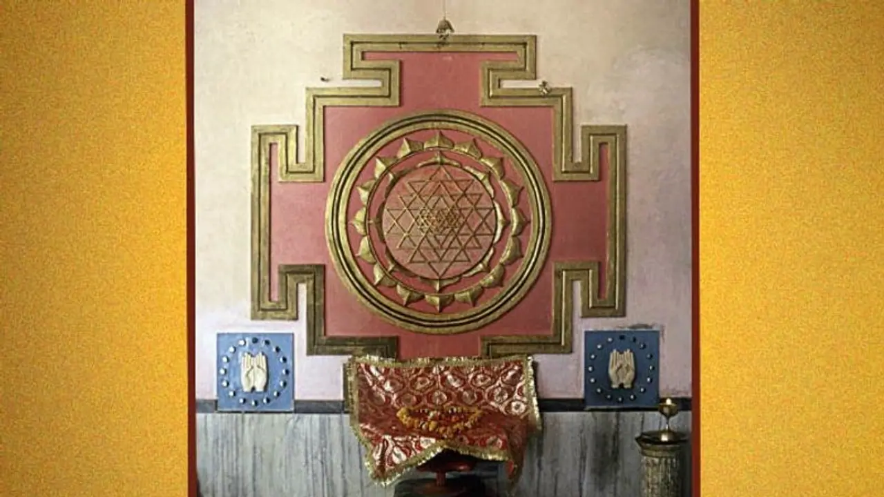 বাস্তুমতে বাড়িতে শ্রীযন্ত্রম স্থাপনের সুফল জেনে নিন বাস্তুমতে বাড়িতে শ্রীযন্ত্রম স্থাপনের সুফল জেনে নিন