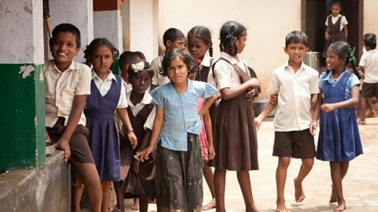 ಶಾಲೆ ಛಾವಣಿ ಕುಸಿತ: ಮಕ್ಕಳ ಸಮಯಪ್ರಜ್ಞೆಯಿಂದ ತಪ್ಪಿದ ಅನಾಹುತ ಶಾಲೆ ಛಾವಣಿ ಕುಸಿತ: ಮಕ್ಕಳ ಸಮಯಪ್ರಜ್ಞೆಯಿಂದ ತಪ್ಪಿದ ಅನಾಹುತ