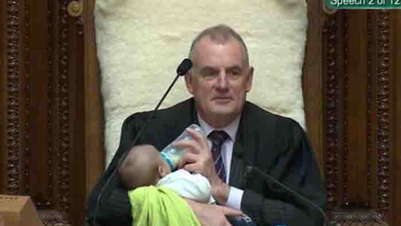 സ്വവര്ഗാനുരാഗിയായ എംപി കുഞ്ഞുമായി പാര്ലമെന്റിലെത്തി; പാലുകൊടുത്ത് ലാളിക്കുന്ന സ്പീക്കറുടെ ചിത്രങ്ങള് വൈറല് സ്വവര്ഗാനുരാഗിയായ എംപി കുഞ്ഞുമായി പാര്ലമെന്റിലെത്തി; പാലുകൊടുത്ത് ലാളിക്കുന്ന സ്പീക്കറുടെ ചിത്രങ്ങള് വൈറല്