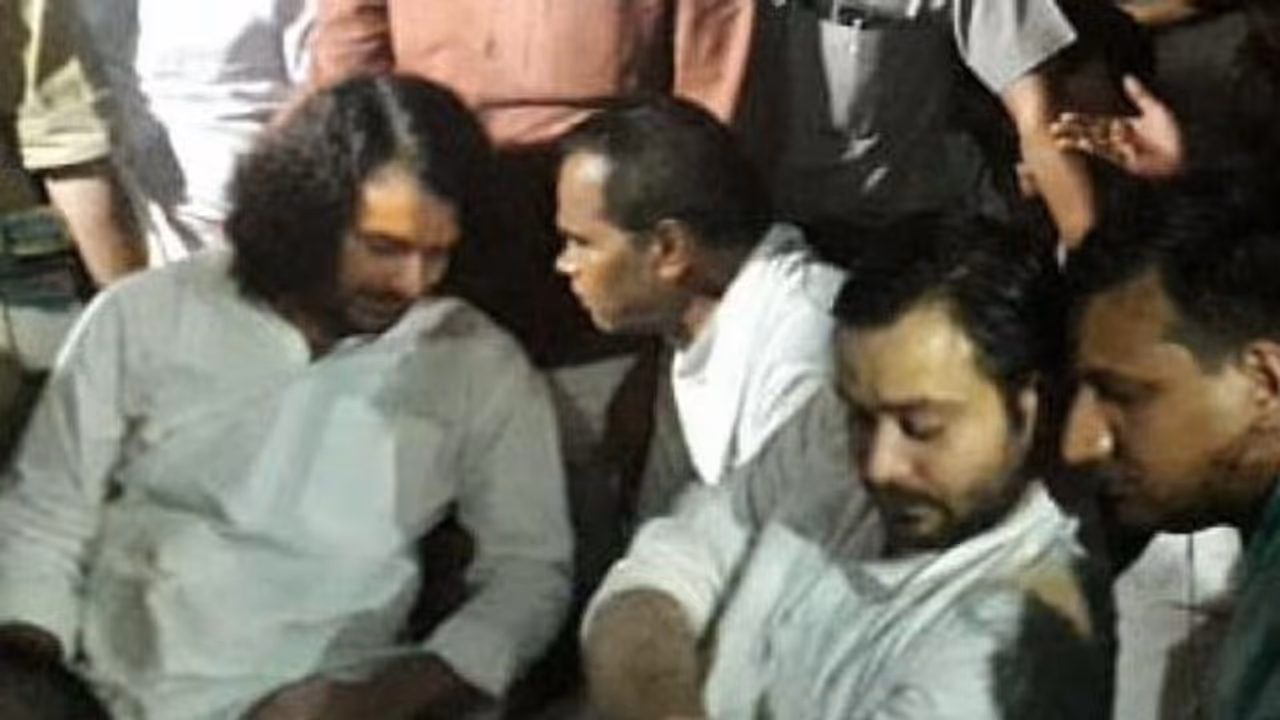 धरने से उठते ही छोटे भाई तेजस्वी के बॉडीगार्ड पर भड़के तेजप्रताप यादव धरने से उठते ही छोटे भाई तेजस्वी के बॉडीगार्ड पर भड़के तेजप्रताप यादव