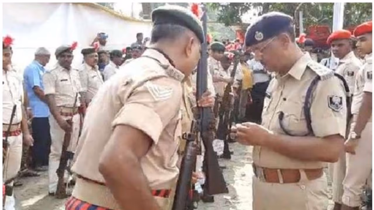 22 തോക്കുകളും 'പണിമുടക്കി'; മുന്മുഖ്യമന്ത്രിയുടെ സംസ്കാരച്ചടങ്ങിന് ആചാരവെടിമുഴങ്ങിയില്ല 22 തോക്കുകളും 'പണിമുടക്കി'; മുന്മുഖ്യമന്ത്രിയുടെ സംസ്കാരച്ചടങ്ങിന് ആചാരവെടിമുഴങ്ങിയില്ല