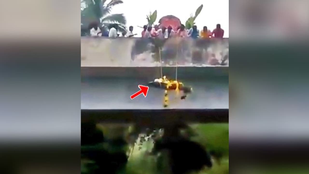 దళితుడి మృతదేహన్ని ఇలా తరలించారు దళితుడి మృతదేహన్ని ఇలా తరలించారు