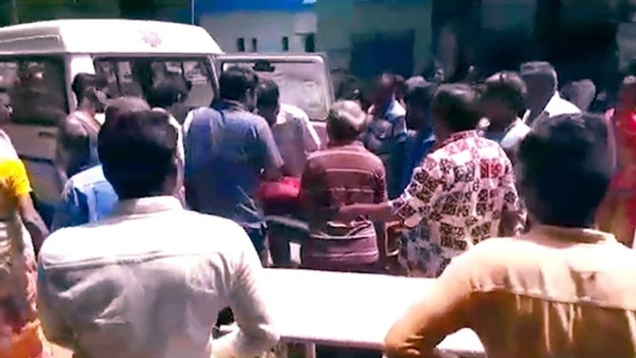 প্রকাশ্যে স্ত্রীকে কোপাল স্বামী, গণপিটুনির পরে পুলিশের হাতে তুলে দিলেন প্রত্যক্ষদর্শীরাই প্রকাশ্যে স্ত্রীকে কোপাল স্বামী, গণপিটুনির পরে পুলিশের হাতে তুলে দিলেন প্রত্যক্ষদর্শীরাই