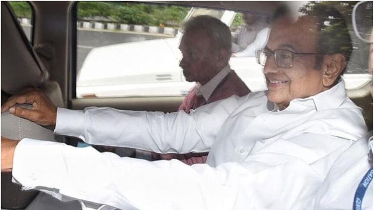 চারদিন হেফাজতেই, পরিবারের দেখা মিলবে আধঘন্টা! 'বুদ্ধিমান' যুক্তিতেই জিতল সিবিআই চারদিন হেফাজতেই, পরিবারের দেখা মিলবে আধঘন্টা! 'বুদ্ধিমান' যুক্তিতেই জিতল সিবিআই