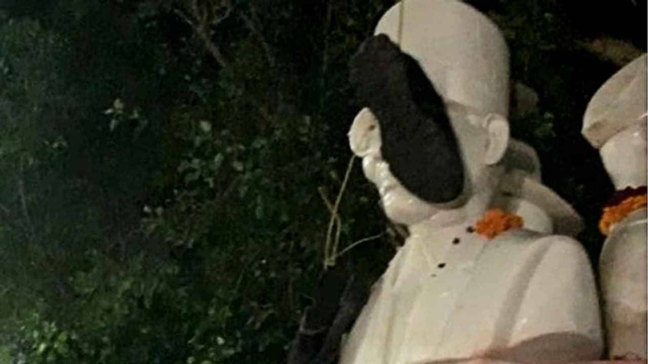বিনা অনুমতিতে স্থাপনা, একদিনেই সাভারকরের মূর্তিতে জুতোর মালা! মুখে লেপে দেওয়া হল কালিও