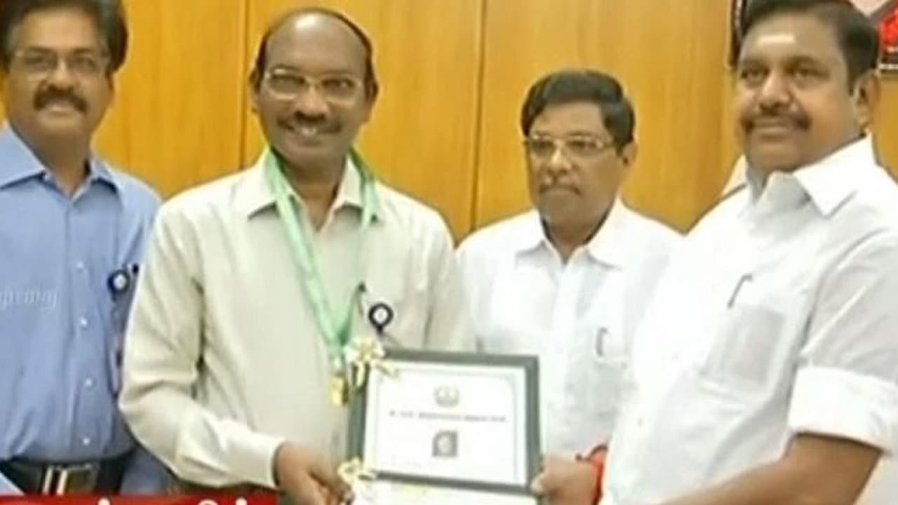 அப்துல்கலாம் விருது பெற்ற இஸ்ரோ சிவன் முதல்வர் வழங்கினார் .. அப்துல்கலாம் விருது பெற்ற இஸ்ரோ சிவன் முதல்வர் வழங்கினார் ..