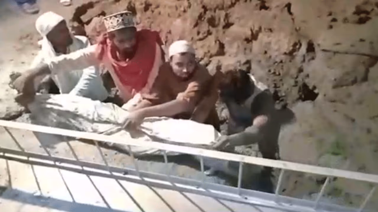 2 गज जमीन के नीचे दफन की थी लाश, 22 साल बाद ताबूत देख उड़े होश 2 गज जमीन के नीचे दफन की थी लाश, 22 साल बाद ताबूत देख उड़े होश