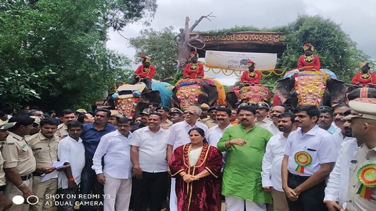 ಪೂಜೆ ಮಾಡುವುದಲ್ಲಿ ಬಿಜೆಪಿ ನಾಯಕರ ಪ್ರತಿಷ್ಠೆ: ಮೈಸೂರು DC ತಲೆದಂಡ! ಪೂಜೆ ಮಾಡುವುದಲ್ಲಿ ಬಿಜೆಪಿ ನಾಯಕರ ಪ್ರತಿಷ್ಠೆ: ಮೈಸೂರು DC ತಲೆದಂಡ!