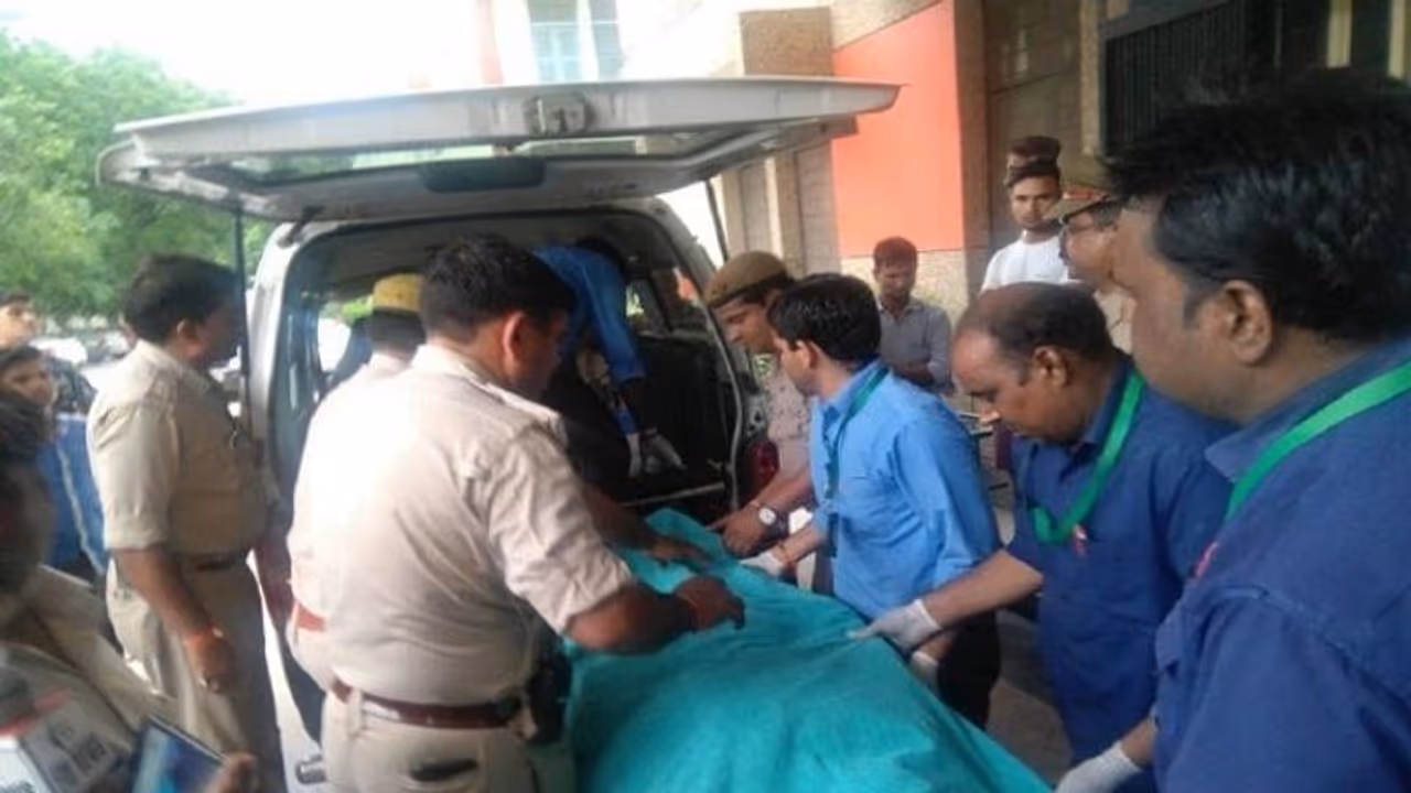 गाजियाबाद में सीवर की सफाई करने के लिए टैंक में उतरे 5 लोगों की मौत, राज्य सरकार ने दस दस लाख की मदद का किया ऐलान गाजियाबाद में सीवर की सफाई करने के लिए टैंक में उतरे 5 लोगों की मौत, राज्य सरकार ने दस दस लाख की मदद का किया ऐलान