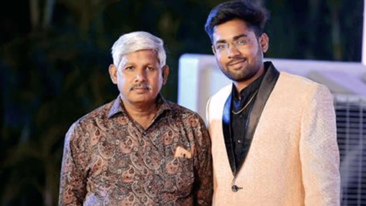 कोर्ट में चौकीदार थे दादा, 40 साल से जज की गाड़ी चला रहे हैं पिता...अब बेटा बना डिस्ट्रिक जज कोर्ट में चौकीदार थे दादा, 40 साल से जज की गाड़ी चला रहे हैं पिता...अब बेटा बना डिस्ट्रिक जज