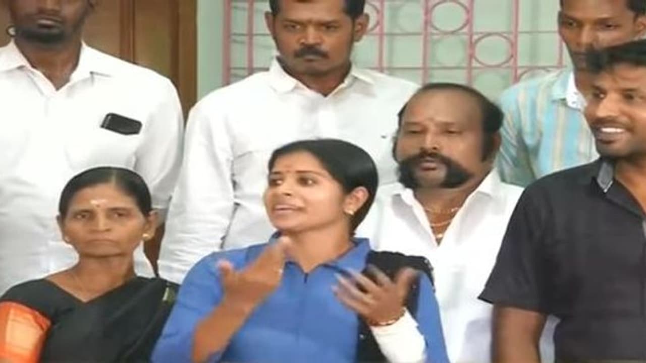 டி.ஆர்.பியை எகிற வைக்க விஜய் டிவி செய்த சதியா? மிரட்டல் சம்பவம் பற்றி மதுமிதா பகீர் பேட்டி! டி.ஆர்.பியை எகிற வைக்க விஜய் டிவி செய்த சதியா? மிரட்டல் சம்பவம் பற்றி மதுமிதா பகீர் பேட்டி!