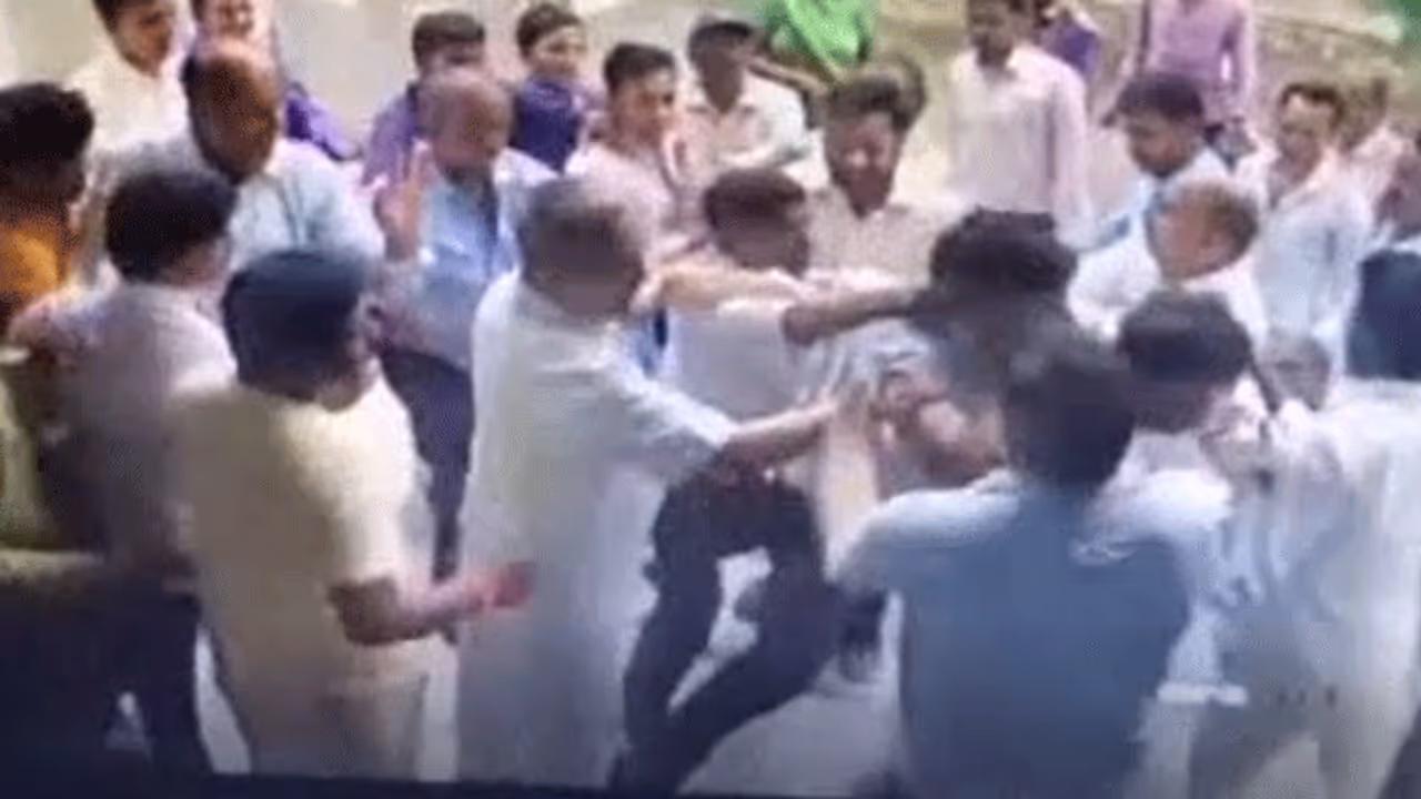 BJP विधायक की गुंडागर्दी, जरा सी बात पर सचिव को दौड़ा दौड़ाकर पीटा, तमाशा देखते रहे लोग BJP विधायक की गुंडागर्दी, जरा सी बात पर सचिव को दौड़ा दौड़ाकर पीटा, तमाशा देखते रहे लोग