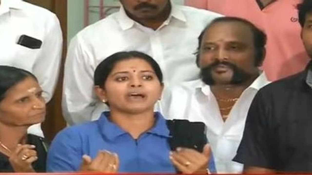 రెమ్యునరేషన్ అడిగితే కేసు పెడతారా..? బిగ్ బాస్ షోపై నటి ఫైర్! రెమ్యునరేషన్ అడిగితే కేసు పెడతారా..? బిగ్ బాస్ షోపై నటి ఫైర్!