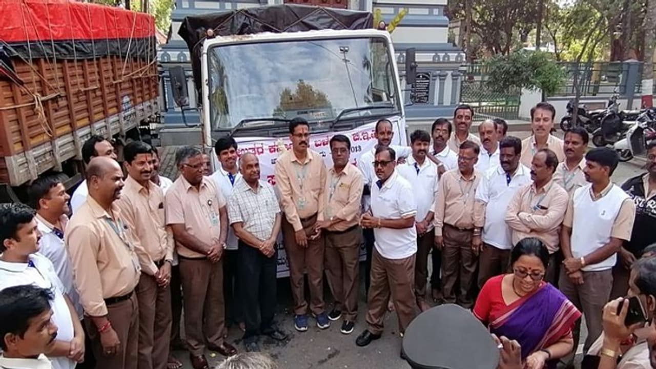 ಬದುಕಿಗಾಗಿ ನಡೆದಿದೆ ಕಾಳಗ: ನೆರೆ ಸಂತ್ರಸ್ತರ ನೆರವಿಗೆ ಬಿಇಎಲ್ ಉ.ಕ ಬಳಗ ಬದುಕಿಗಾಗಿ ನಡೆದಿದೆ ಕಾಳಗ: ನೆರೆ ಸಂತ್ರಸ್ತರ ನೆರವಿಗೆ ಬಿಇಎಲ್ ಉ.ಕ ಬಳಗ