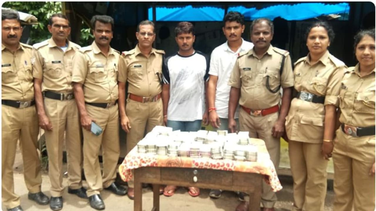 മുത്തങ്ങയില് എക്സൈസിന്റെ വന് കുഴല്പ്പണവേട്ട; 80 ലക്ഷം രൂപ പിടികൂടി മുത്തങ്ങയില് എക്സൈസിന്റെ വന് കുഴല്പ്പണവേട്ട; 80 ലക്ഷം രൂപ പിടികൂടി