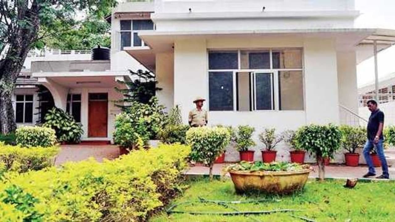 மீறி வீடு வாங்கப் போறீங்களா..? ஜெயிலுக்குப் போயிடுவீங்க... கலெக்டர் எச்சரிக்கை..! மீறி வீடு வாங்கப் போறீங்களா..? ஜெயிலுக்குப் போயிடுவீங்க... கலெக்டர் எச்சரிக்கை..!