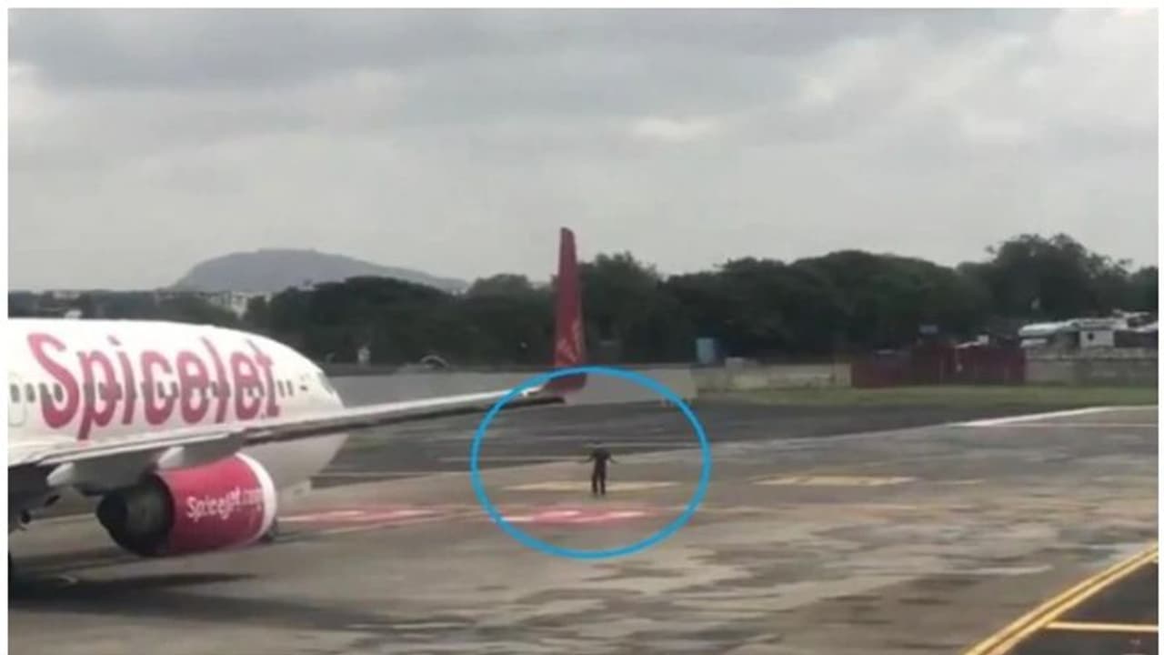 ఎయిర్ పోర్టు పార్కింగ్ లోకి దూరిన యువకుడు.. హెలికాప్టర్ పార్ట్స్ పీకి... ఎయిర్ పోర్టు పార్కింగ్ లోకి దూరిన యువకుడు.. హెలికాప్టర్ పార్ట్స్ పీకి...