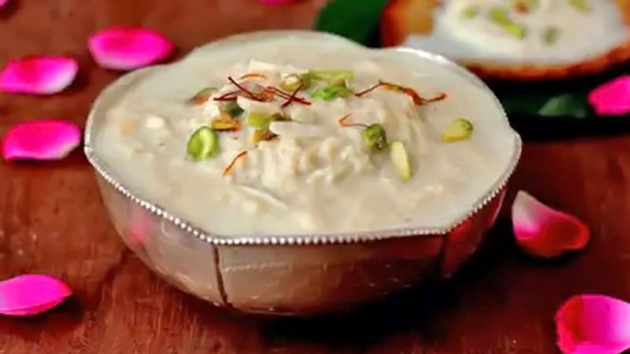 श्रीकृष्ण के भोग में जरूर डाली जाती है ये 1 चीज, हिंदू धर्म में इस वजह से है खास महत्त्व श्रीकृष्ण के भोग में जरूर डाली जाती है ये 1 चीज, हिंदू धर्म में इस वजह से है खास महत्त्व