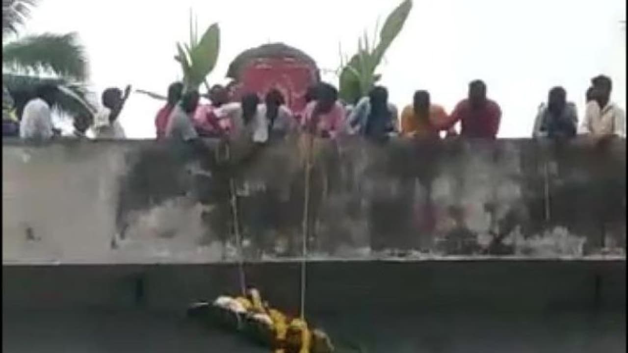 ಶವಕ್ಕೆ ಹಗ್ಗ ಕಟ್ಟಿಸೇತುವೆಯಿಂದ ಇಳಿಸಿದರಷ್ಟೇ ಇಲ್ಲಿ ಅಂತ್ಯಕ್ರಿಯೆ! ಶವಕ್ಕೆ ಹಗ್ಗ ಕಟ್ಟಿಸೇತುವೆಯಿಂದ ಇಳಿಸಿದರಷ್ಟೇ ಇಲ್ಲಿ ಅಂತ್ಯಕ್ರಿಯೆ!