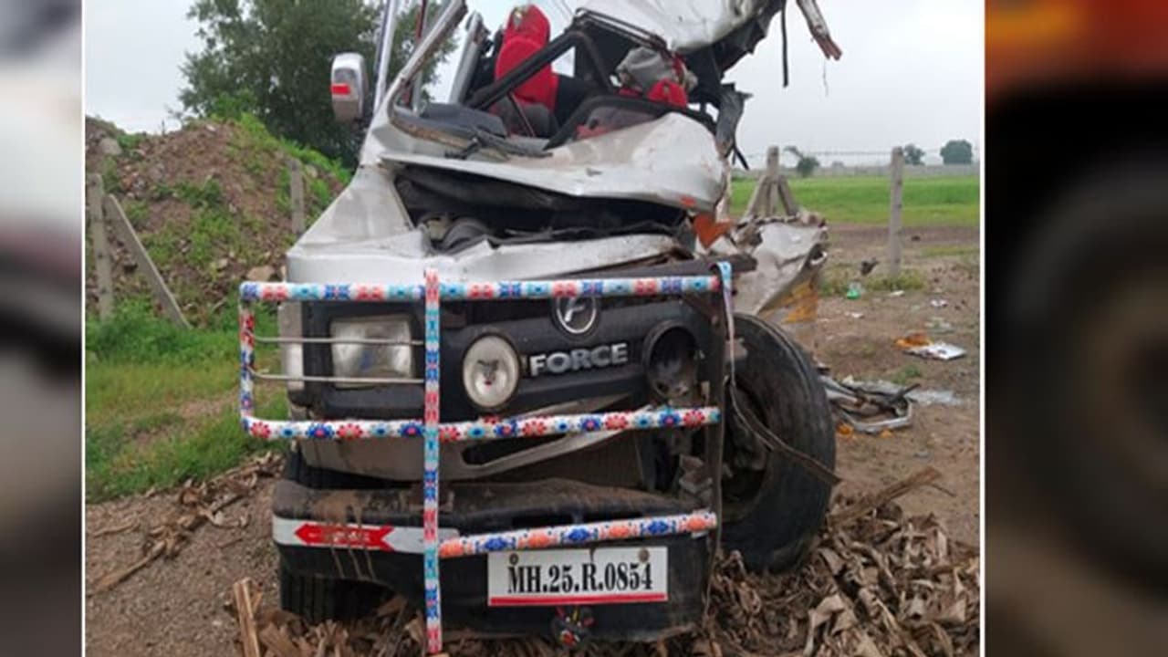 ट्रक में घुसकर चकनाचूर हो गई जीप, डेढ़ साल की बच्ची को खरोंच तक नहीं आई ट्रक में घुसकर चकनाचूर हो गई जीप, डेढ़ साल की बच्ची को खरोंच तक नहीं आई