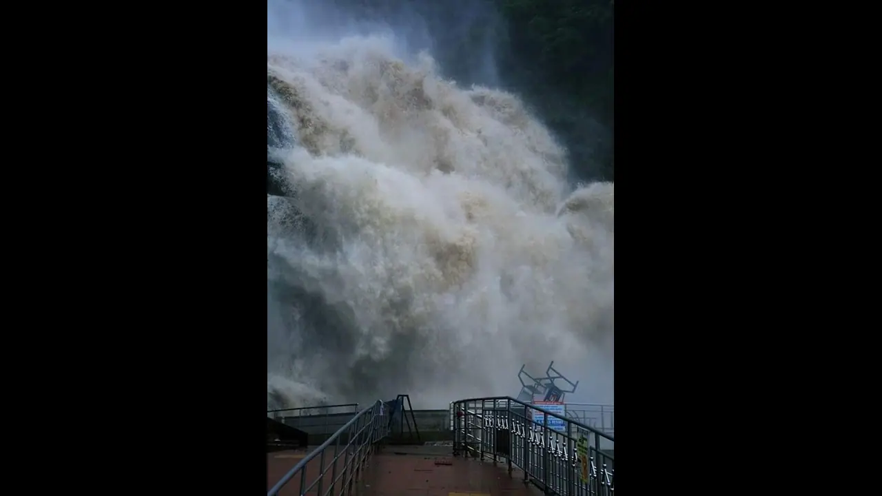 கொட்டித் தீர்த்த கனமழை .. குற்றால அருவிகளில் வரலாறு காணாத வெள்ளப் பெருக்கு !! கொட்டித் தீர்த்த கனமழை .. குற்றால அருவிகளில் வரலாறு காணாத வெள்ளப் பெருக்கு !!