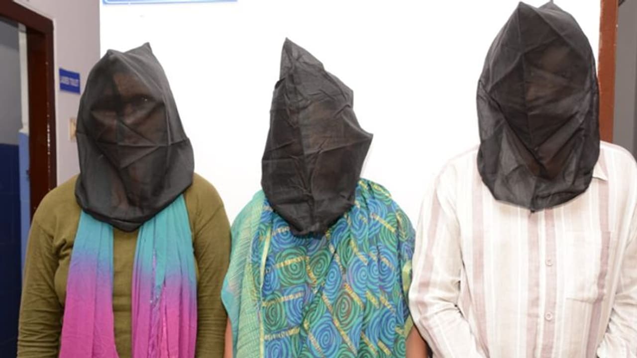 పింఛన్ కోసం ముక్కలుగా నరికి: మృతుడి భార్య, కొడుకు, కూతురు అరెస్ట్ పింఛన్ కోసం ముక్కలుగా నరికి: మృతుడి భార్య, కొడుకు, కూతురు అరెస్ట్