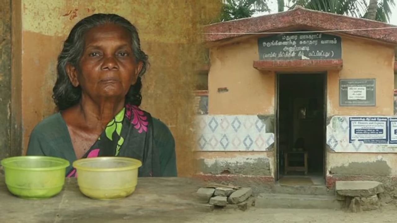 പെന്‍ഷനില്ല, മകള്‍ തിരിഞ്ഞുനോക്കുന്നില്ല; ജീവിക്കാന്‍ മൂത്രപ്പുരയില്‍ അഭയംതേടി വൃദ്ധ