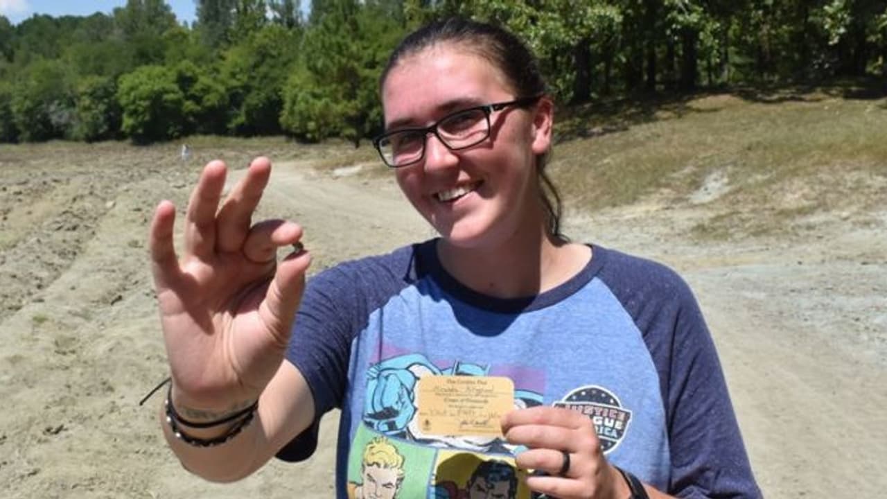 ತಮಾಷೆಯೇ ಅಲ್ಲ! ವಿಡಿಯೋ ನೋಡಿದ ಯುವತಿಗೆ ವಜ್ರವೇ ಸಿಕ್ತು! ತಮಾಷೆಯೇ ಅಲ್ಲ! ವಿಡಿಯೋ ನೋಡಿದ ಯುವತಿಗೆ ವಜ್ರವೇ ಸಿಕ್ತು!