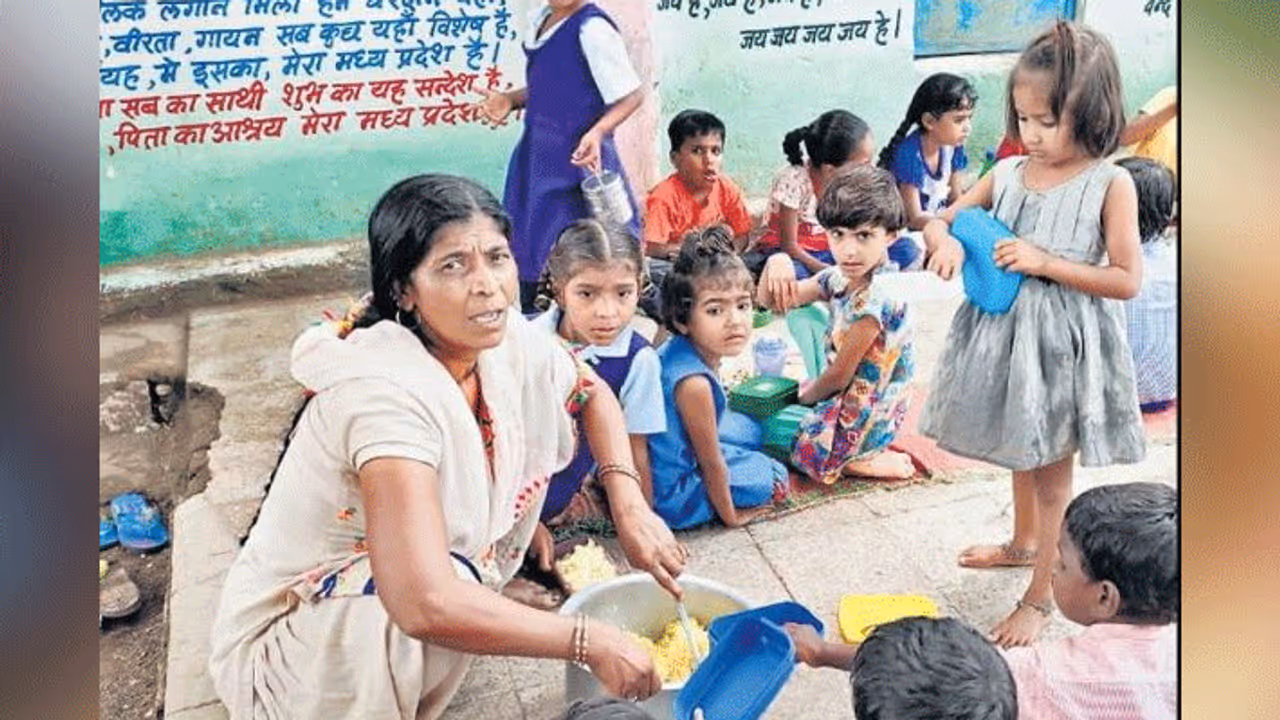 एक स्कूल ऐसा भी: बच्चों को जानवरों की चर्बी से बना पुलाव खिला रही थी महिला एक स्कूल ऐसा भी: बच्चों को जानवरों की चर्बी से बना पुलाव खिला रही थी महिला