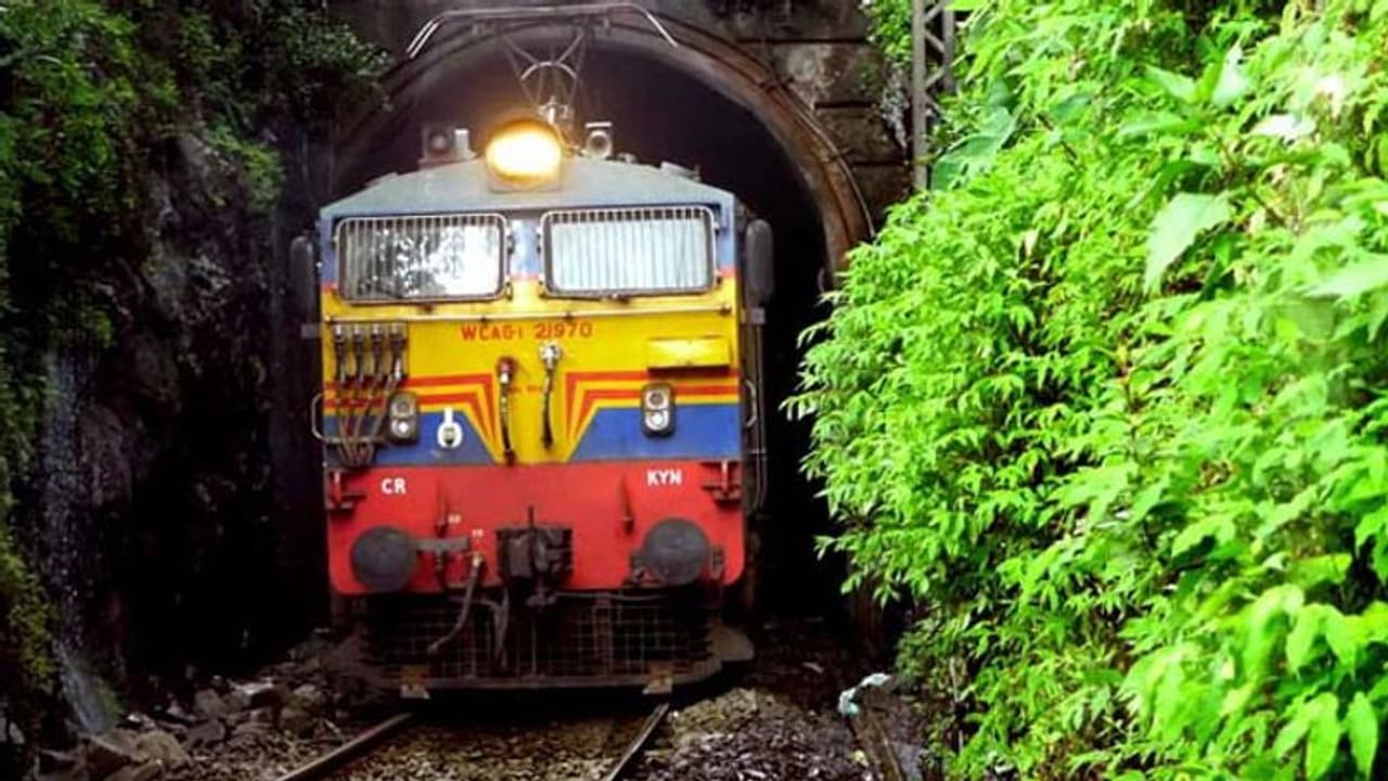 കൊങ്കണ്‍ പാതയിലെ മണ്ണിടിച്ചില്‍, ചില ട്രെയിനുകള്‍ റദ്ദാക്കി; പകരം 2 സ്പെഷ്യല്‍ പാസഞ്ചര്‍ സര്‍വ്വീസ്