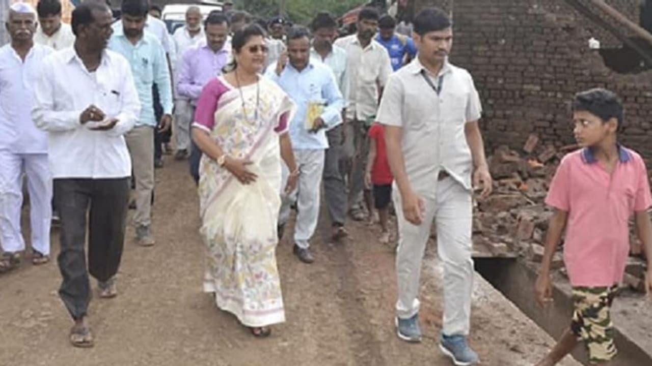 ಪ್ರವಾಹ ಹಾನಿ : ಅಧಿಕಾರಿಗಳಿಗೆ ನೂತನ ಸಚಿವೆ ಶಶಿಕಲಾ ಜೊಲ್ಲೆ ವಾರ್ನಿಂಗ್ ಪ್ರವಾಹ ಹಾನಿ : ಅಧಿಕಾರಿಗಳಿಗೆ ನೂತನ ಸಚಿವೆ ಶಶಿಕಲಾ ಜೊಲ್ಲೆ ವಾರ್ನಿಂಗ್