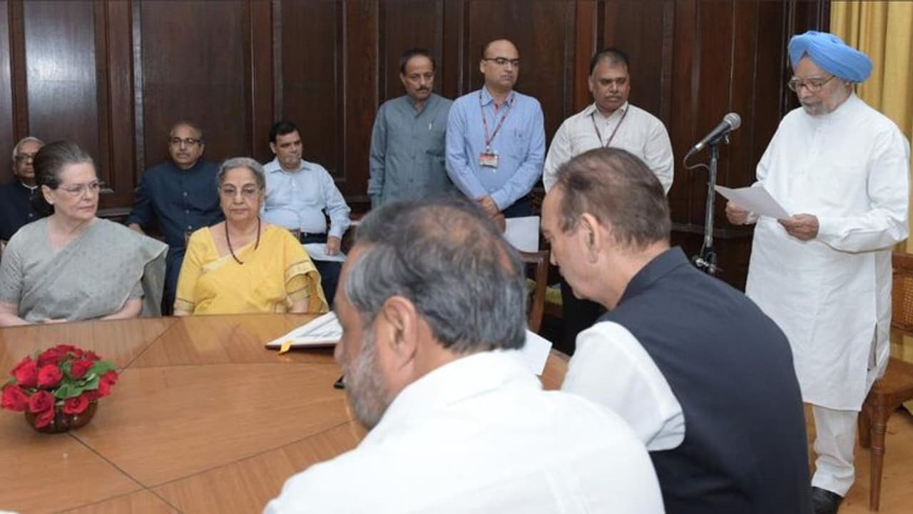 రాజ్యసభ సభ్యుడిగా మాజీప్రధాని మన్మోహన్ సింగ్ ప్రమాణం రాజ్యసభ సభ్యుడిగా మాజీప్రధాని మన్మోహన్ సింగ్ ప్రమాణం