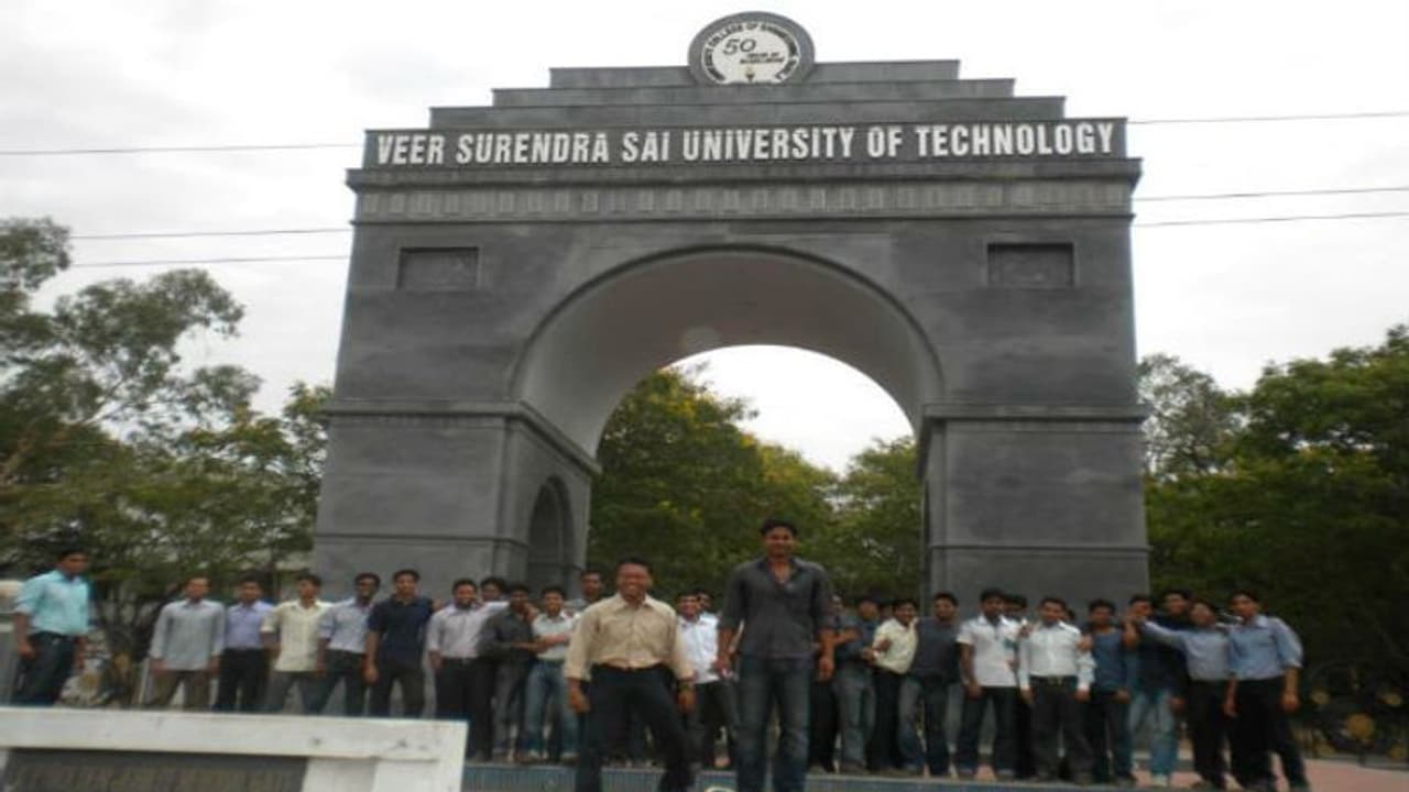 সিনিয়রদের ফরমানে জুনিয়রদের অর্ধনগ্ন নাচ,র্যাগিং এর ভিডিও এখন ভাইরাল সিনিয়রদের ফরমানে জুনিয়রদের অর্ধনগ্ন নাচ,র্যাগিং এর ভিডিও এখন ভাইরাল