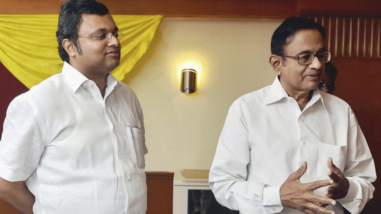 பீதியில் ப.சிதம்பரம் குடும்பம்... அப்பாவுக்கு துணையாக மகனையும் திஹார் சிறைக்கு அனுப்ப பாஜக திட்டம்..! பீதியில் ப.சிதம்பரம் குடும்பம்... அப்பாவுக்கு துணையாக மகனையும் திஹார் சிறைக்கு அனுப்ப பாஜக திட்டம்..!