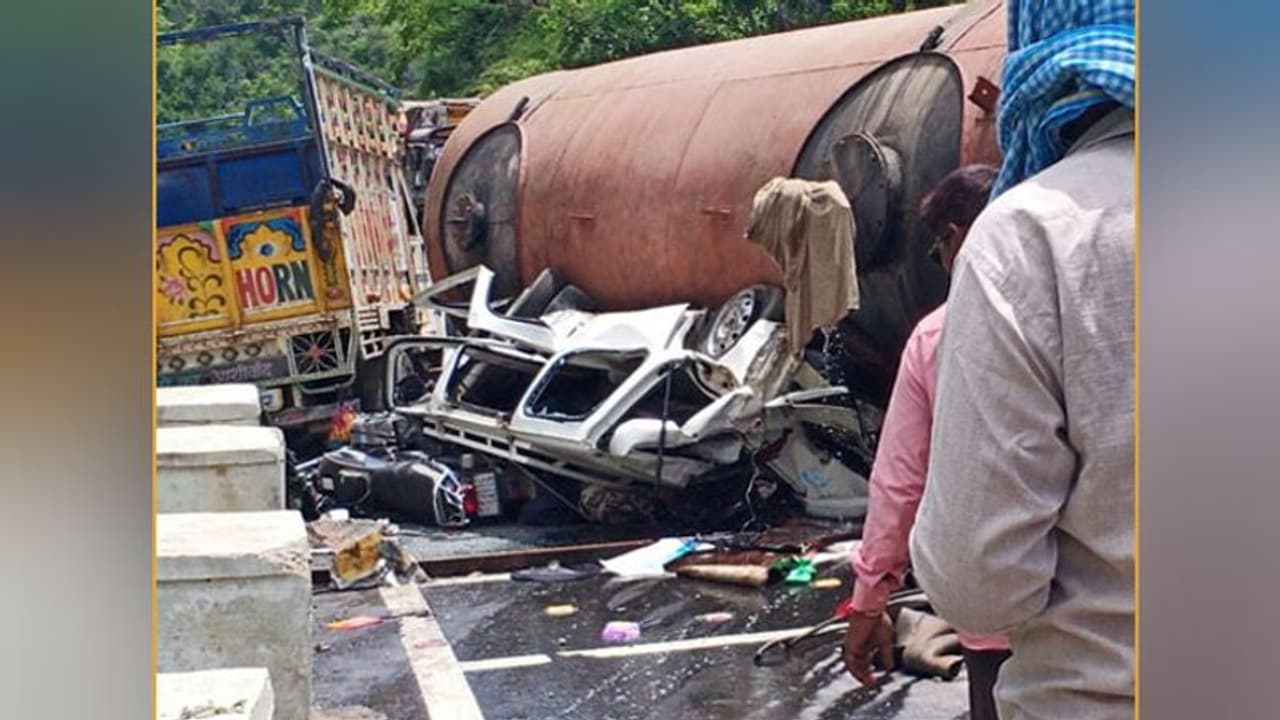 दिल दहला देने वाला एक्सीडेंट, एसिड से भरा टैंकर वैन पर पलटा, 10 लोगों की दबकर मौत