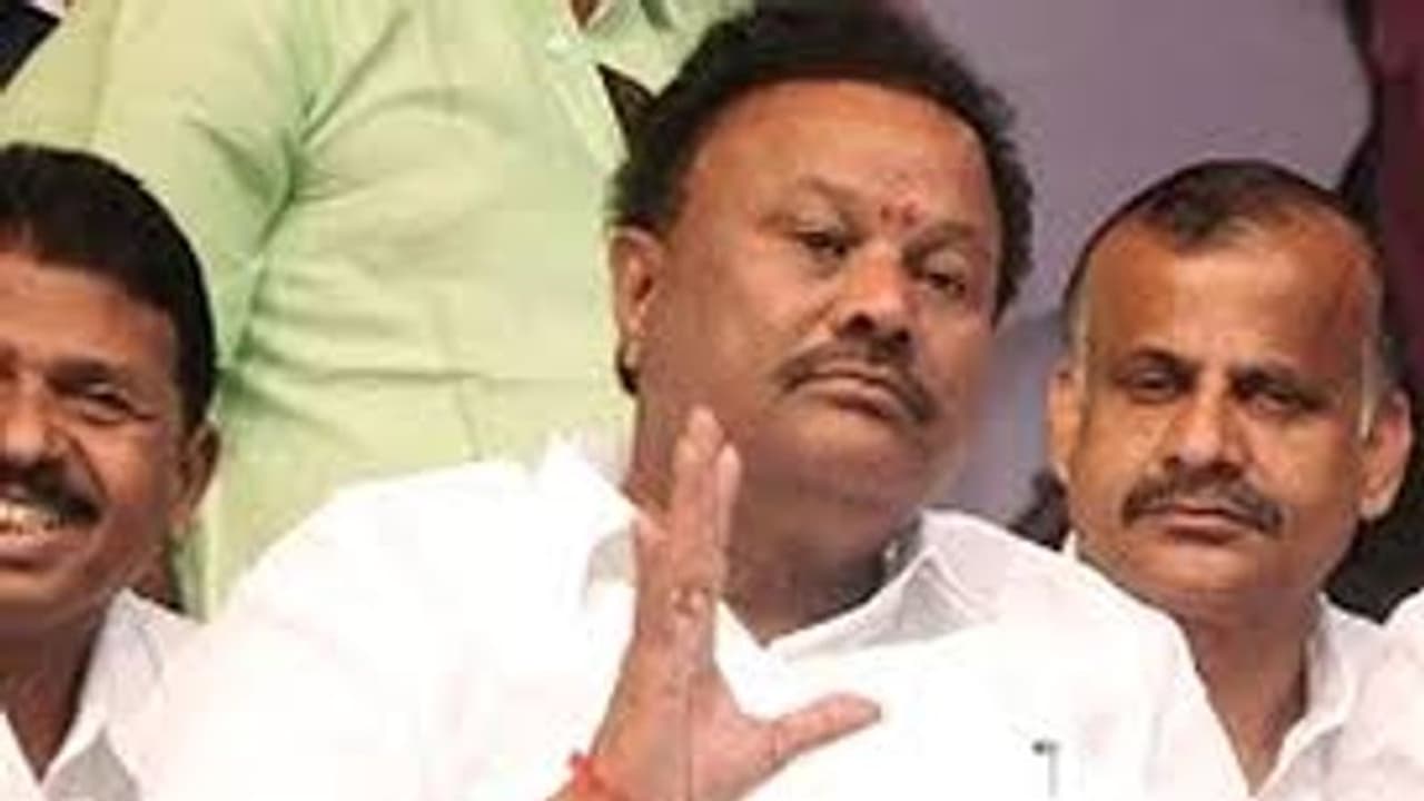 எம்.ஜி.ஆர், சிவாஜி, இல்லாததே வெற்றிடம்...!! ரஜினி, கமல், ஆகியோரை குண்டக்க மண்டக்க குழப்பிய தமிழக அமைச்சர்..!!