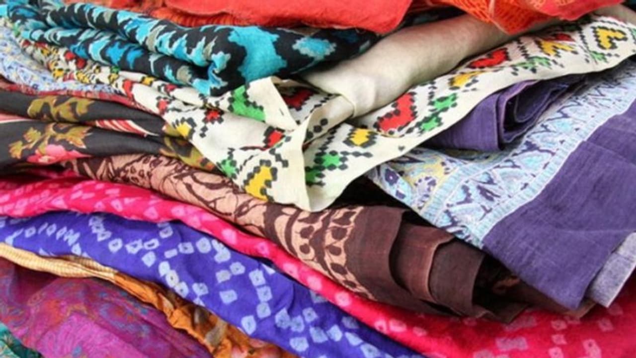 ಮಂಡ್ಯ: ನೆರೆ ಸಂತ್ರಸ್ತರಿಗೆ ಸೀರೆ, ನಗದು ಹಸ್ತಾಂತರ ಮಂಡ್ಯ: ನೆರೆ ಸಂತ್ರಸ್ತರಿಗೆ ಸೀರೆ, ನಗದು ಹಸ್ತಾಂತರ