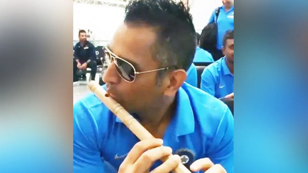 फौजी से कन्हैया बने माही, जन्माष्टमी के मौके पर 7 सेकेंड के वीडियो में दिखा अलग अंदाज फौजी से कन्हैया बने माही, जन्माष्टमी के मौके पर 7 सेकेंड के वीडियो में दिखा अलग अंदाज