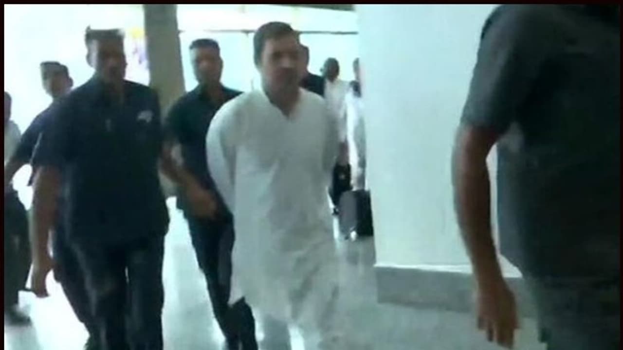 ಎಲ್ಲಾ ಸರಿ ಇದ್ಮೇಲೆ ಒಳಗೆ ಬಿಡ್ಲಿಲ್ಲ ಏಕೆ?: ರಾಹುಲ್ ಗಾಂಧಿ ಪ್ರಶ್ನೆ! ಎಲ್ಲಾ ಸರಿ ಇದ್ಮೇಲೆ ಒಳಗೆ ಬಿಡ್ಲಿಲ್ಲ ಏಕೆ?: ರಾಹುಲ್ ಗಾಂಧಿ ಪ್ರಶ್ನೆ!