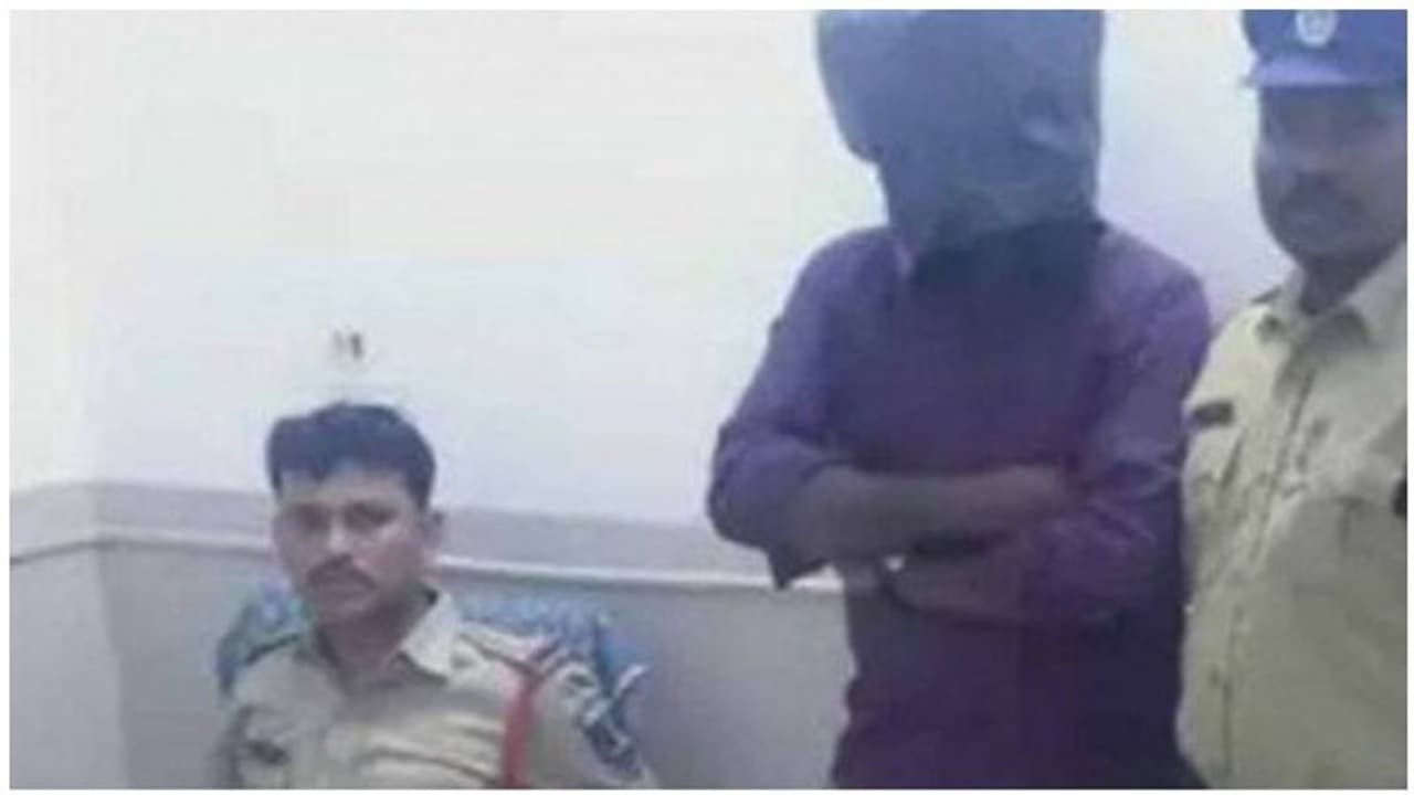 600 பெண்களை நிர்வாணமாக்கி...வீடியோ எடுத்து... சென்னை இளைஞர் செய்த பகீர் லீலைகள்..! 600 பெண்களை நிர்வாணமாக்கி...வீடியோ எடுத்து... சென்னை இளைஞர் செய்த பகீர் லீலைகள்..!