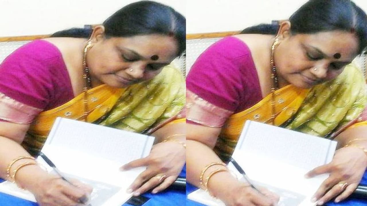 జగద్ధాత్రి ఆత్మహత్య: ఫ్యామిలీని వదిలేసి రామతీర్థతో... కూతురితో మాటల్లేవు జగద్ధాత్రి ఆత్మహత్య: ఫ్యామిలీని వదిలేసి రామతీర్థతో... కూతురితో మాటల్లేవు