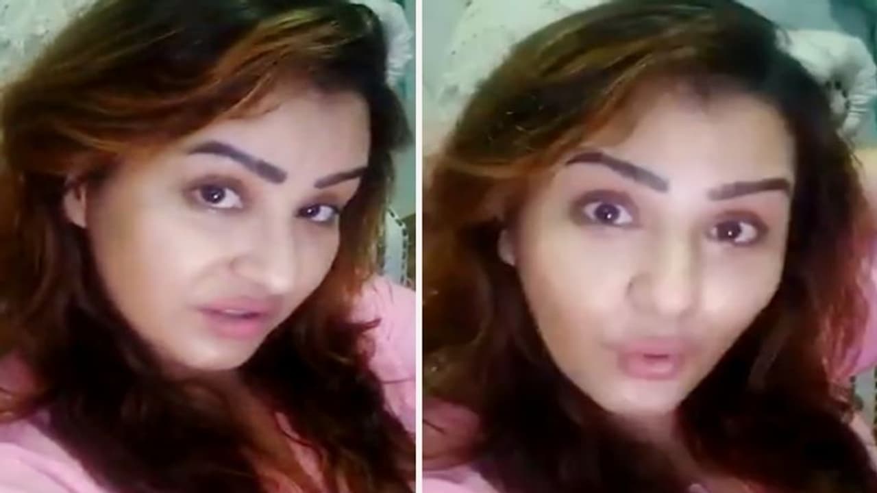 पाकिस्तान में परफॉर्म करने से मुझे किसी का बाप भी नहीं रोक सकता...'अंगूरी भाभी' के इस बयान पर भड़के यूजर्स पाकिस्तान में परफॉर्म करने से मुझे किसी का बाप भी नहीं रोक सकता...'अंगूरी भाभी' के इस बयान पर भड़के यूजर्स