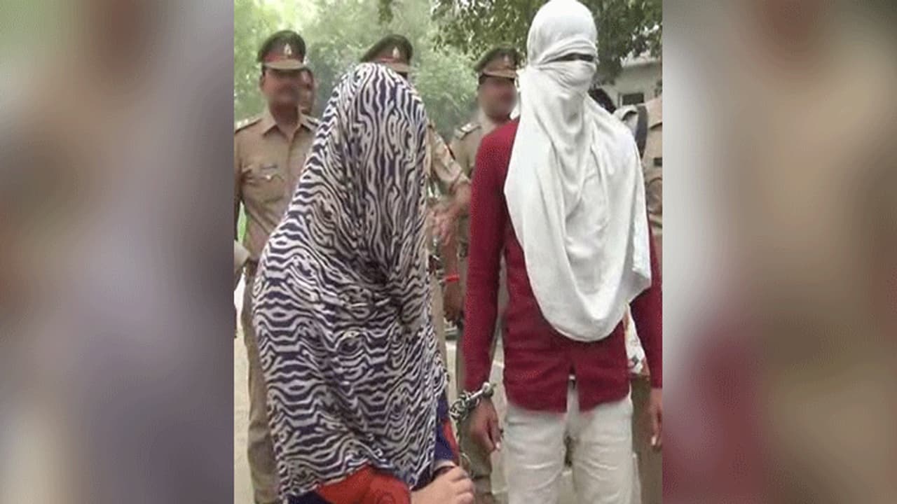 लव मैरिज करने के बाद कपल का आया ऐसा वक्त, एक साथ दोनों बन गए किन्नर लव मैरिज करने के बाद कपल का आया ऐसा वक्त, एक साथ दोनों बन गए किन्नर