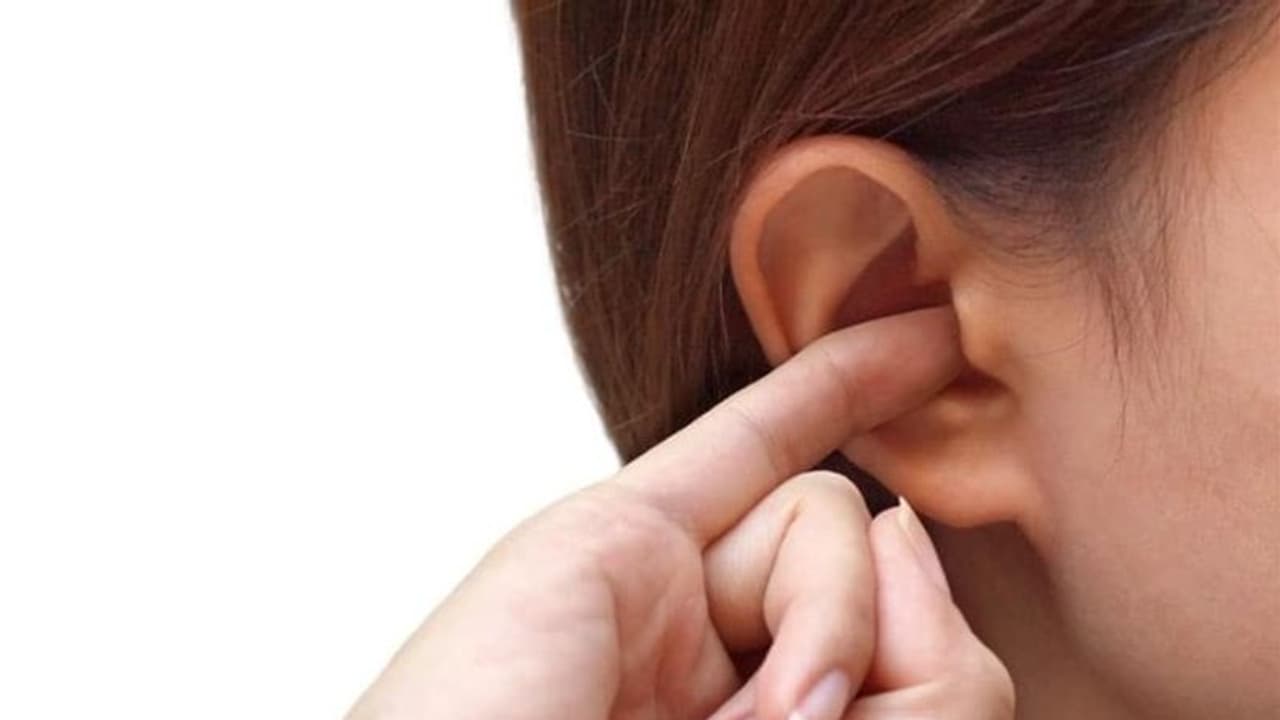 ചെവിയില് വെള്ളം കയറിയ പോലെ അസ്വസ്ഥത; പരിശോധിച്ച ഡോക്ടര്മാര് കണ്ടത്... ചെവിയില് വെള്ളം കയറിയ പോലെ അസ്വസ്ഥത; പരിശോധിച്ച ഡോക്ടര്മാര് കണ്ടത്...