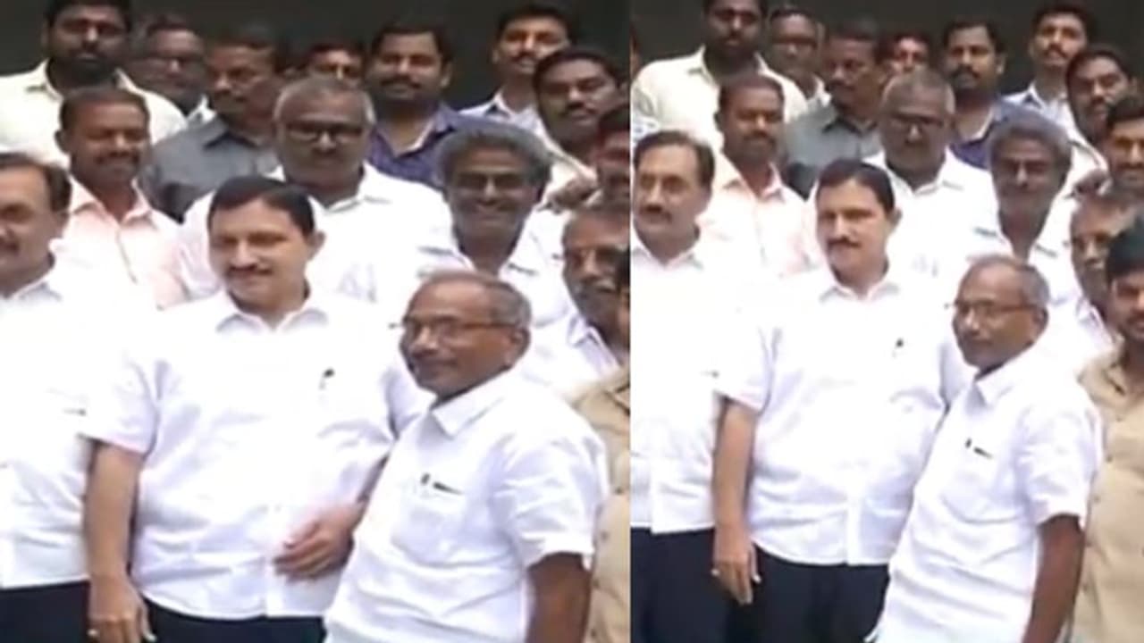 జగన్ చెప్తేనే లెక్క, రైతులు ఆందోళన పడొద్దు: అమరావతి రైతులతో సుజనాచౌదరి జగన్ చెప్తేనే లెక్క, రైతులు ఆందోళన పడొద్దు: అమరావతి రైతులతో సుజనాచౌదరి