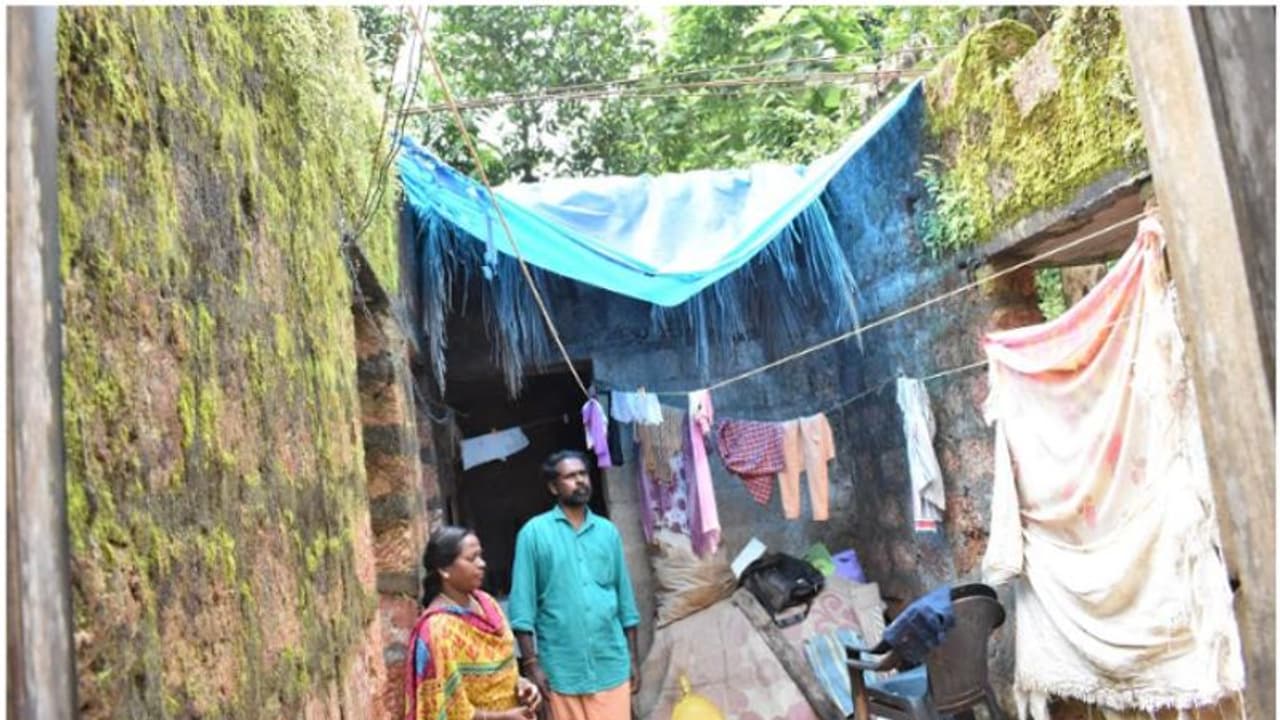 സര്ക്കാര് രേഖയില് നിര്മ്മാണം പൂര്ത്തികരിച്ച വീട്; പക്ഷെ ഇവരുടെ മേല്ക്കൂര... ആകാശം സര്ക്കാര് രേഖയില് നിര്മ്മാണം പൂര്ത്തികരിച്ച വീട്; പക്ഷെ ഇവരുടെ മേല്ക്കൂര... ആകാശം
