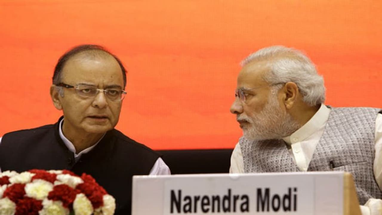 কীভাবে সামলাতে হবে দায়িত্ব, প্রধানমন্ত্রী মোদীকে হাতে ধরে শিখিয়েছিলেন এই অরুণ জেটলিই